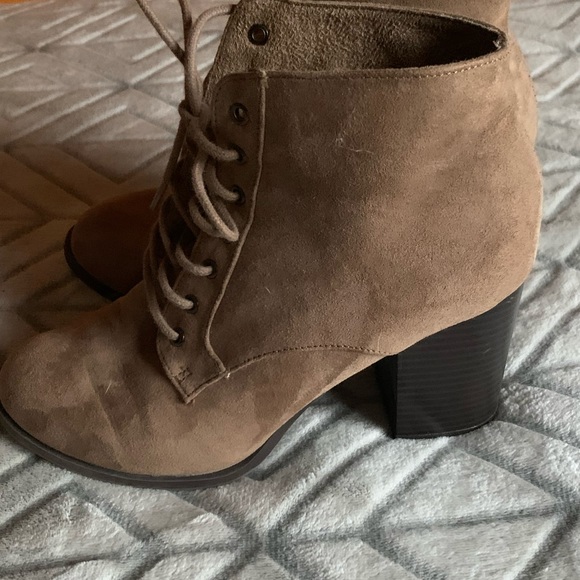 Lace up heeled booties - Picture 2 of 3